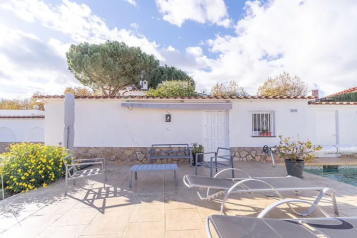 Belle maison avec piscine et trois grandes chambres, découvrez la maison de vos rêves! Venez la visi