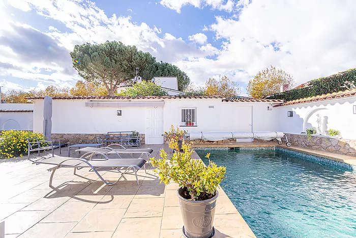 Belle maison avec piscine et trois grandes chambres, découvrez la maison de vos rêves! Venez la visi