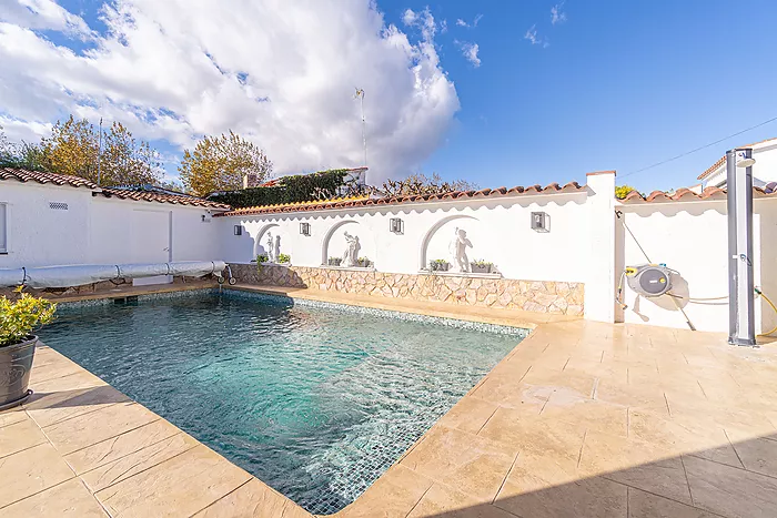 Belle maison avec piscine et trois grandes chambres, découvrez la maison de vos rêves! Venez la visi