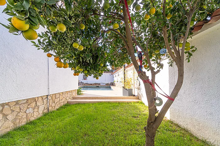 Belle maison avec piscine et trois grandes chambres, découvrez la maison de vos rêves! Venez la visi