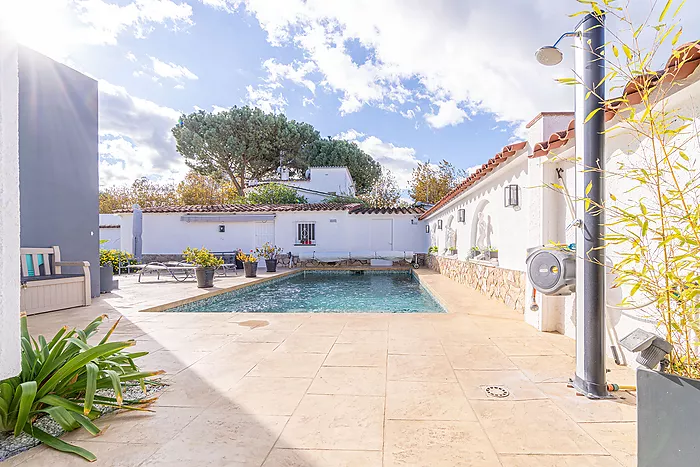 Belle maison avec piscine et trois grandes chambres, découvrez la maison de vos rêves! Venez la visi