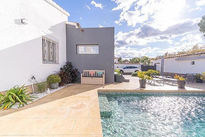 Belle maison avec piscine et trois grandes chambres, découvrez la maison de vos rêves! Venez la visi