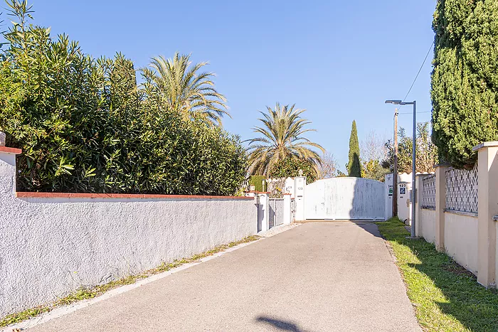 Detached villa for sale in Empuriabrava. Your ideal home awaits in this beautiful place ¡