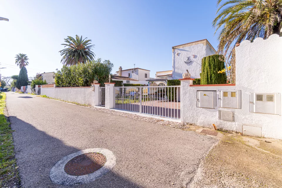 Chalet individuel à vendre à Empuriabrava. Votre maison idéale vous attend dans cet endroit magnifiq