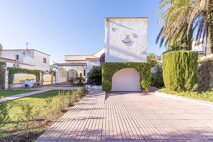 Detached villa for sale in Empuriabrava. Your ideal home awaits in this beautiful place ¡