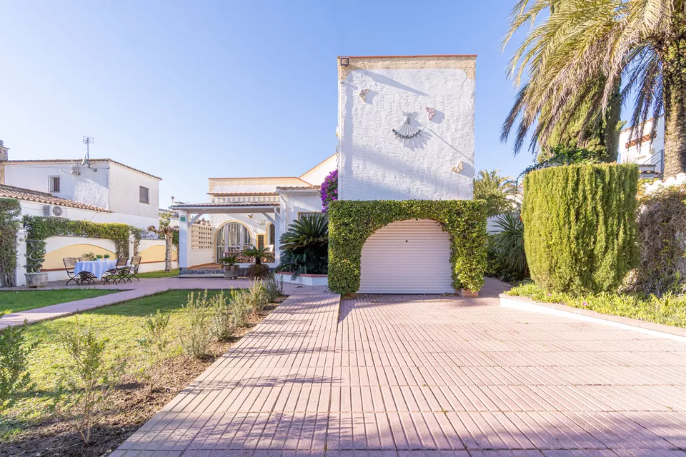 Detached villa for sale in Empuriabrava. Your ideal home awaits in this beautiful place ¡