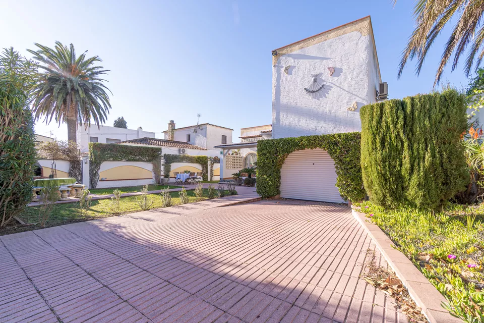 Detached villa for sale in Empuriabrava. Your ideal home awaits in this beautiful place ¡