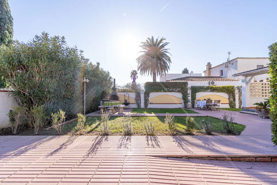 Chalet individuel à vendre à Empuriabrava. Votre maison idéale vous attend dans cet endroit magnifiq