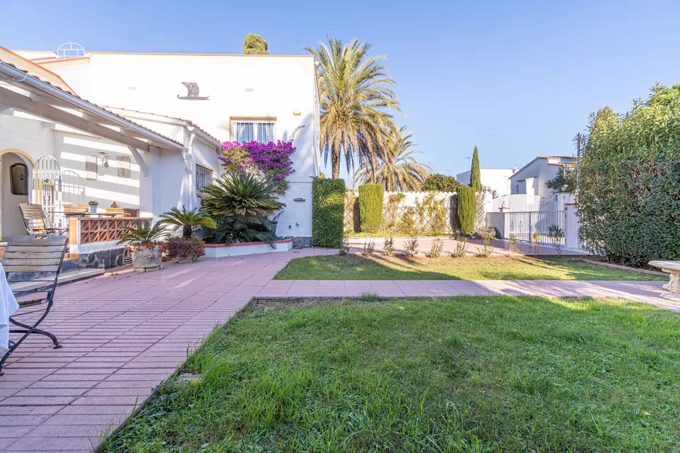 Detached villa for sale in Empuriabrava. Your ideal home awaits in this beautiful place ¡