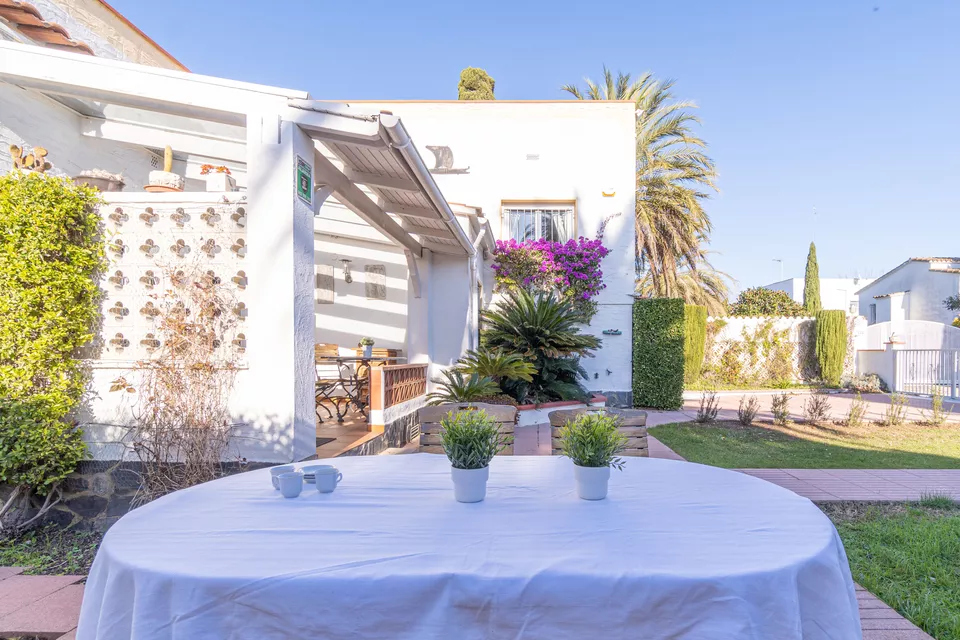 Chalet individuel à vendre à Empuriabrava. Votre maison idéale vous attend dans cet endroit magnifiq