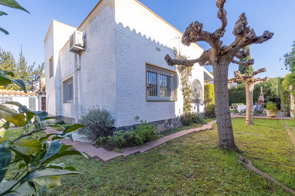 Detached villa for sale in Empuriabrava. Your ideal home awaits in this beautiful place ¡