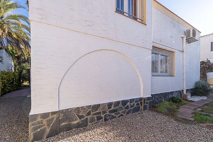 Detached villa for sale in Empuriabrava. Your ideal home awaits in this beautiful place ¡