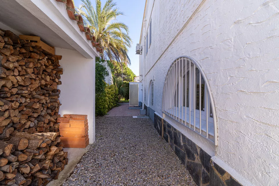 Chalet individuel à vendre à Empuriabrava. Votre maison idéale vous attend dans cet endroit magnifiq