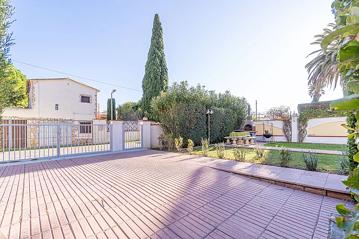 Detached villa for sale in Empuriabrava. Your ideal home awaits in this beautiful place ¡