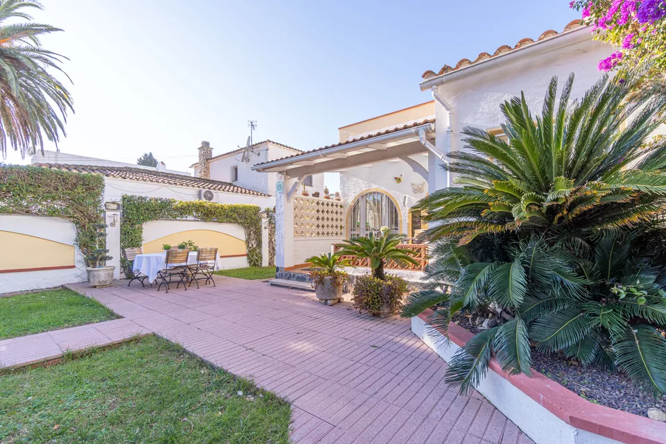 Detached villa for sale in Empuriabrava. Your ideal home awaits in this beautiful place ¡