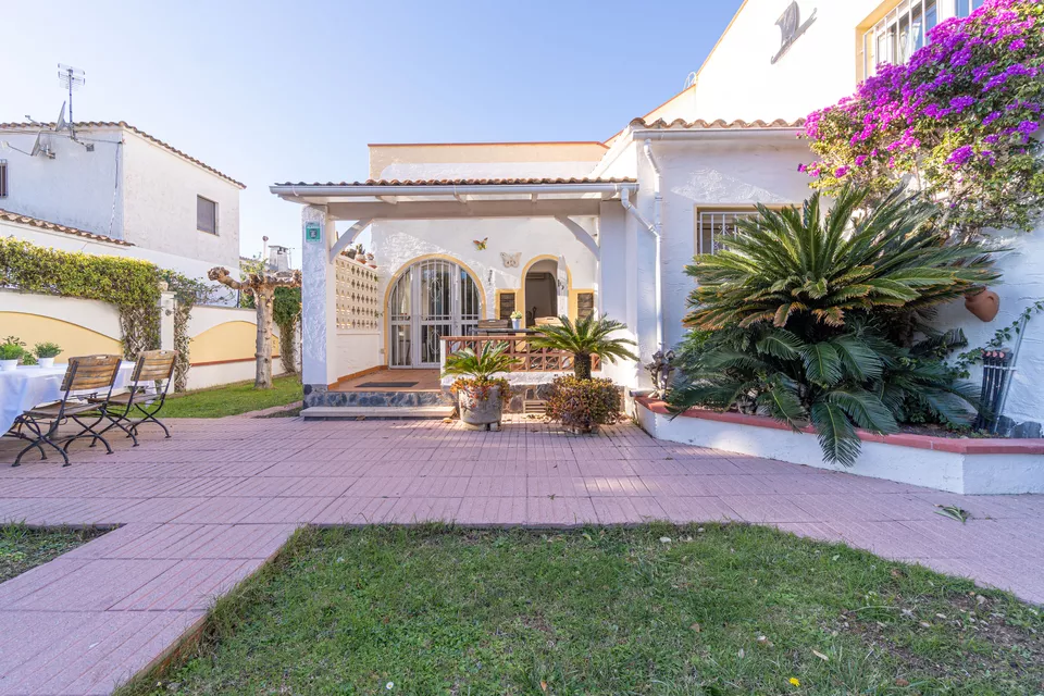 Detached villa for sale in Empuriabrava. Your ideal home awaits in this beautiful place ¡