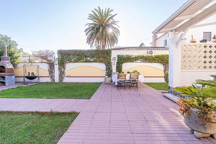 Detached villa for sale in Empuriabrava. Your ideal home awaits in this beautiful place ¡