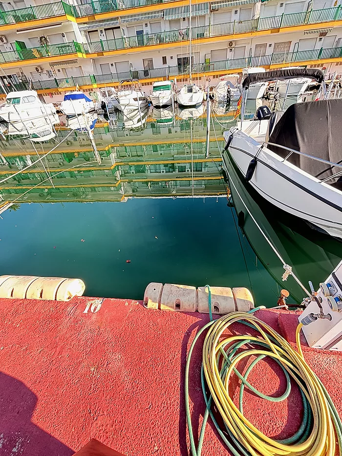 Atractivo amarre en venta de 10x3 mts con agua y electricidad.