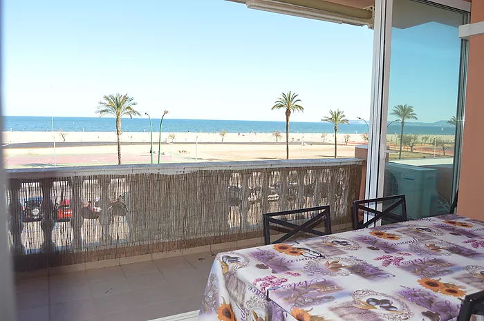 Apartment with stunning sea views and tourist license.