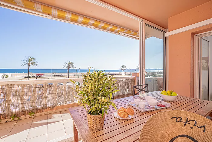 Apartment with stunning sea views and tourist license.