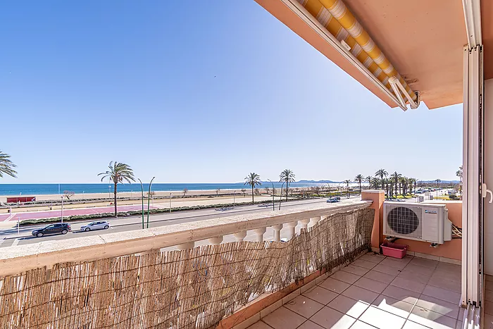 Apartment with stunning sea views and tourist license.