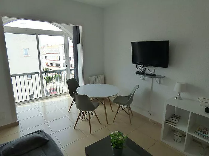 Renovated apartment in Empuriabrava. Ideal to enjoy the coastal charm.