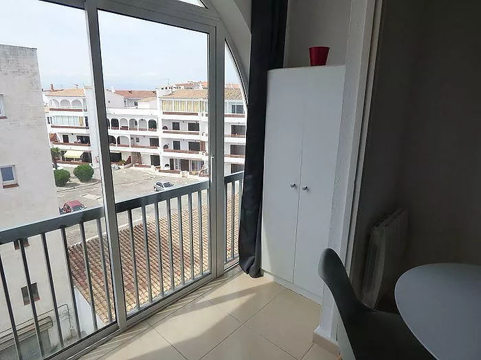 Apartamento renovado en Empuriabrava. Ideal para disfrutar del encanto costero.