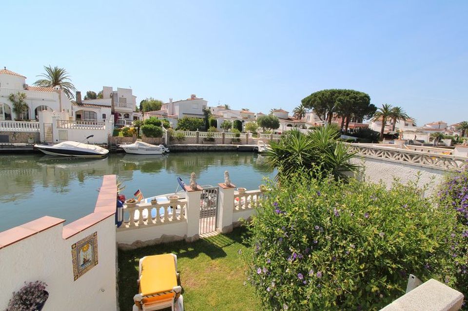 Magnificent villa with pool + boat mooring on the wide canal