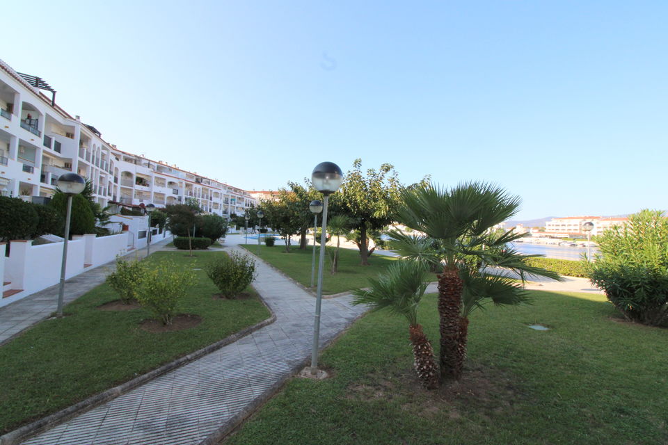 Apartment with large for sale in Empuriabrava